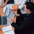 Wie Sie gefälschte oder schädliche Bewertungen erkennen und professionell darauf reagieren
